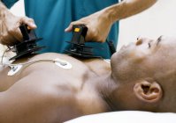 Arzt verabreicht Patienten Defibrillation im Notfall. — Stockfoto