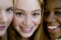 Retrato de adolescentes felizes meninas multi-étnicas . — Fotografia de Stock