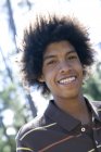 Portrait de jeune homme à la coiffure afro
. — Photo de stock