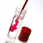 Primer plano de pipetear la sangre en una olla de muestra de líquido transparente . - foto de stock