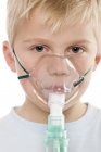 Niño usando nebulizador para tratar el asma . - foto de stock