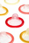 Різні барвисті презервативи — стокове фото