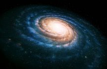 Спиральная галактика видна под косым углом — стоковое фото