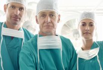 Хірургічна команда, що позує в операційному театрі . — стокове фото