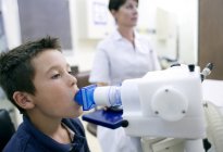 П'ятнадцятирічний хлопчик проходить тест на функцію легень з медсестрою . — стокове фото