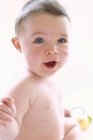 Portrait de bébé garçon souriant sur fond blanc . — Photo de stock