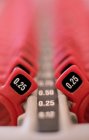 Lentes oftálmicas vermelhas em rack, close-up . — Fotografia de Stock