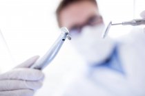 Dentista con taladro dental - foto de stock