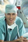 Portrait de chirurgien masculin en salle d'opération . — Photo de stock