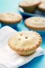 Close-up of mince pies on kitchen table. — Stock Photo