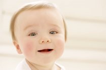 Portrait de bébé garçon heureux regardant à la caméra . — Photo de stock