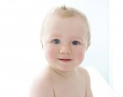Retrato de bebê bebê no fundo branco . — Fotografia de Stock