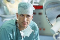 Porträt eines männlichen Chirurgen im Operationssaal. — Stockfoto