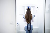 Молодая женщина делает рентген в клинике — стоковое фото