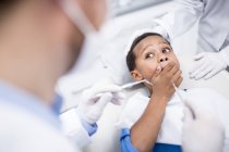 Garçon rejetant un traitement dentaire dans une clinique dentaire . — Photo de stock