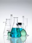 Objectos de vidro de laboratório em pé na mesa . — Fotografia de Stock