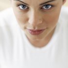 Portrait de jeune femme aux yeux gris regardant à la caméra . — Photo de stock