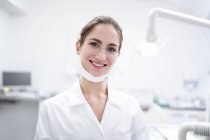Jovem dentista feminina com máscara protetora, retrato . — Fotografia de Stock