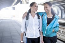 Donne in abbigliamento sportivo a piedi sulla piattaforma ferroviaria — Foto stock