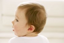 Retrato de bebê menino transformando a cabeça . — Fotografia de Stock
