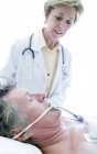 Ärztin versorgt Patientin auf Intensivstation. — Stockfoto