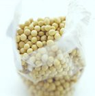 Feijão de soja em saco plástico . — Fotografia de Stock