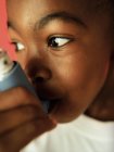 Asthmatischer Junge mit Inhalator, Nahaufnahme. — Stockfoto