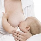 Primo piano del bambino in allattamento al seno materno . — Foto stock