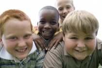 Porträt einer Gruppe von Jungen im Grundschulalter im Freien. — Stockfoto