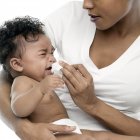 Madre soffiando neonato naso . — Foto stock