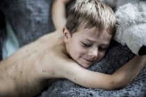 Young boy lying down with chickenpox. — Stock Photo