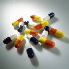 Assortiment de capsules de médicaments aux couleurs vives . — Photo de stock