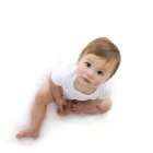 Vue aérienne de bébé fille sur fond blanc . — Photo de stock