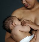 Mère allaitant bébé garçon, gros plan . — Photo de stock