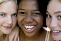 Portrait of happy teenage multi-ethnic girls. — Stock Photo