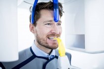 Человек с рентгеном зубов в клинике — стоковое фото