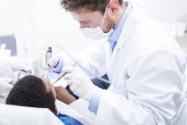 Nahaufnahme des Zahnarztes beim Bohren von Jungenzähnen in der Klinik. — Stockfoto
