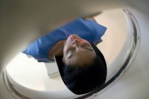 Жіночий пацієнт проходить комп'ютерну томографічну діагностику . — стокове фото