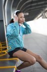 Femme assise sur le quai ferroviaire — Photo de stock