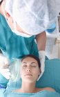 Anestesista administrando gas a paciente femenina, primer plano . - foto de stock
