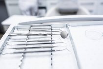 Primo piano delle attrezzature dentali in clinica . — Foto stock