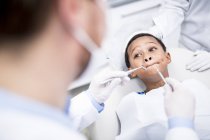 Menino rejeitando tratamento odontológico na clínica odontológica . — Fotografia de Stock