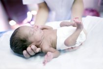 Close-up de enfermeira segurando bebê prematuro . — Fotografia de Stock