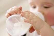 Ritratto di bambino che beve latte dalla bottiglia . — Foto stock