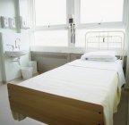 Порожній лікарняному ліжку в палаті. — стокове фото