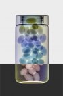 Imagen colorida de rayos X de cápsulas de aceite en frasco . - foto de stock