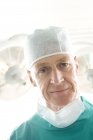 Портрет хірурга в операційному театрі . — стокове фото