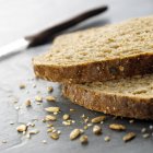 Шматочки органічного зернового хліба на столі . — стокове фото