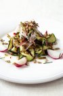 Gesunde Mahlzeit aus gegrillten Zucchini und Artischocken mit Radieschen und Sonnenblumenkernen. — Stockfoto