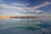Мальовничий вид на Мертве море у сутінках — стокове фото